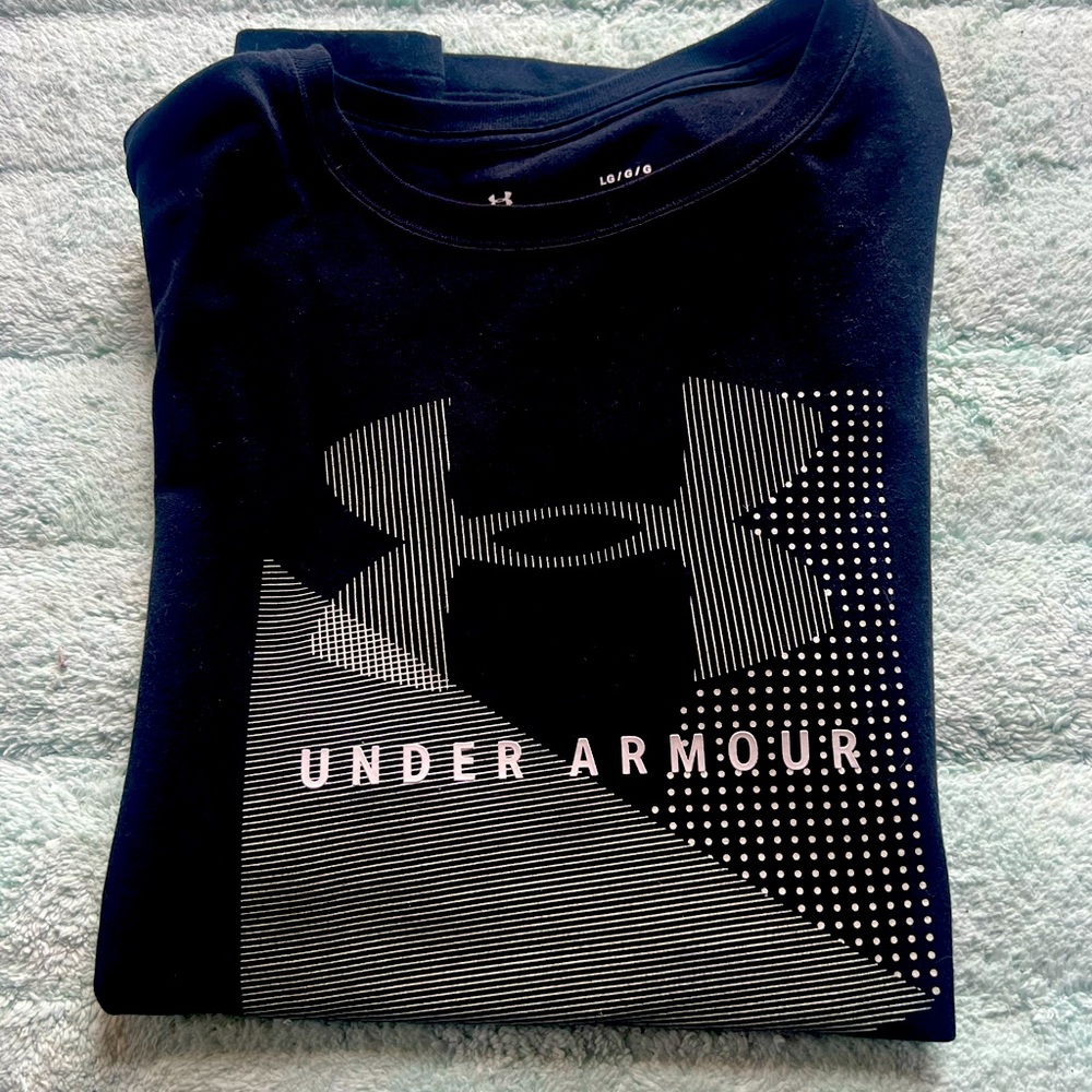 Woman’s Under Armour cute logo T-shirt with slight stretch. Super cute.